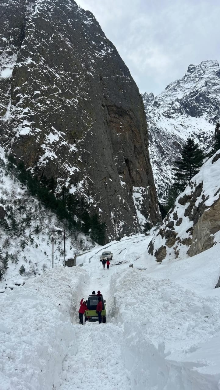snow drive to niti valley in winter
